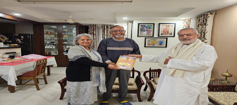 Brahmachari Girish ji presented his book <b>Maharishi Mahesh Yogi Ji ki Daiviya Chhatrachhaya mein Brahmachai Girish</b> and Annnual Magazine of Maharishi Organization <b> Gyan 2024 </b> to Mrs and Mr. Brig. Pankaj Sinha (Retd.).