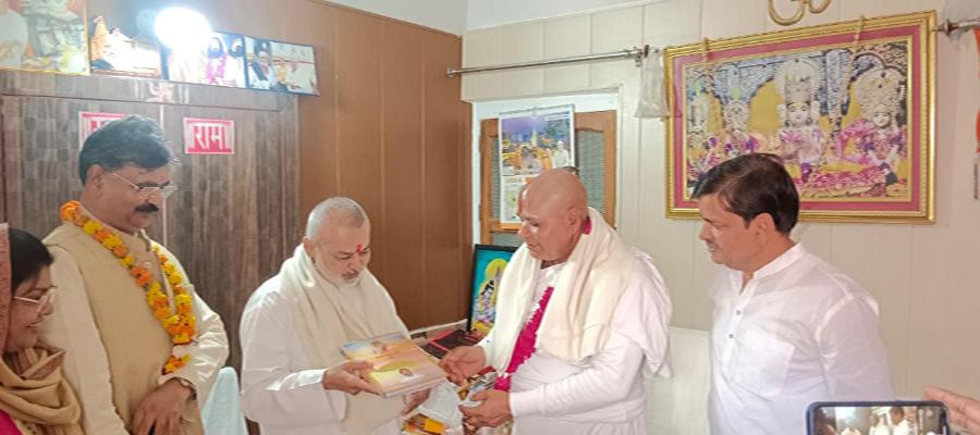 During Ayodhya Ji visit Brahmachari Girish Ji with Maharishi Organisation delegation visited Mahant Swami 1008 Shri Ramdas Ji Maharaj of Shri Hanuman Garhi Naka, honoured him with garland, shawl, sweets and Shriphal.