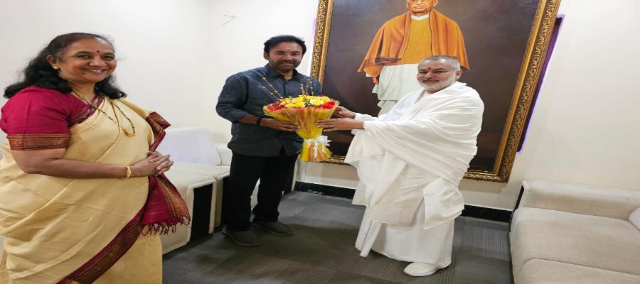 Brahmachari Girish ji met BJP President of Telangana and Union Minister of Culture and Tourism Hon'ble Shri G. Kishan Reddy ji.